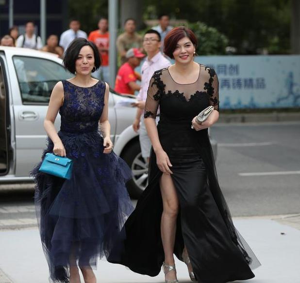 中国首个游泳奥运冠军,结婚在美国生子在英国,却回国赚钱成富翁