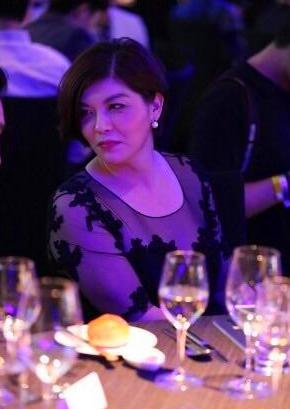 中国首个游泳奥运冠军,结婚在美国生子在英国,却回国赚钱成富翁